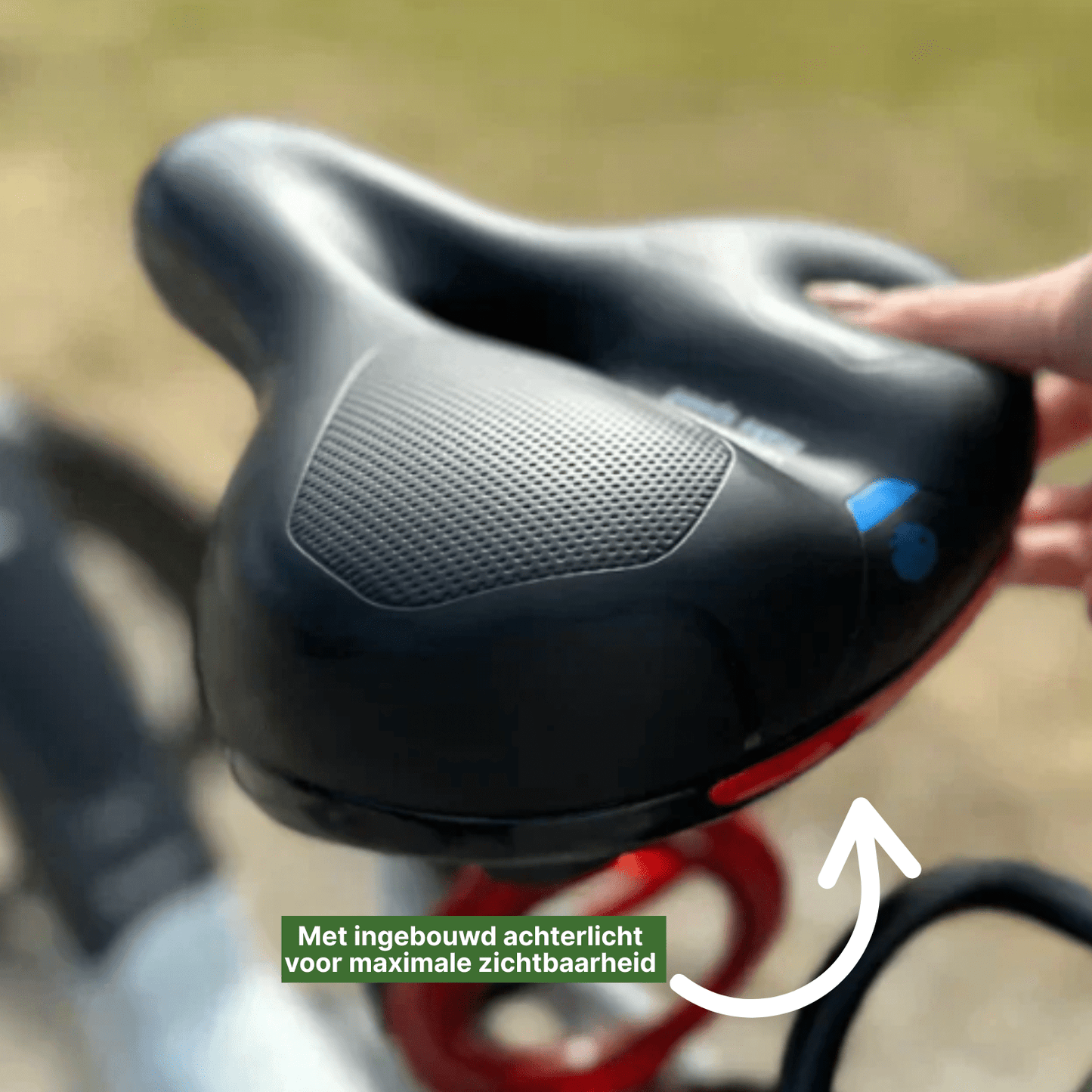 Zwart comfortabel fietszadel met antislip bekleding en ingebouwd rood achterlicht voor extra zichtbaarheid.