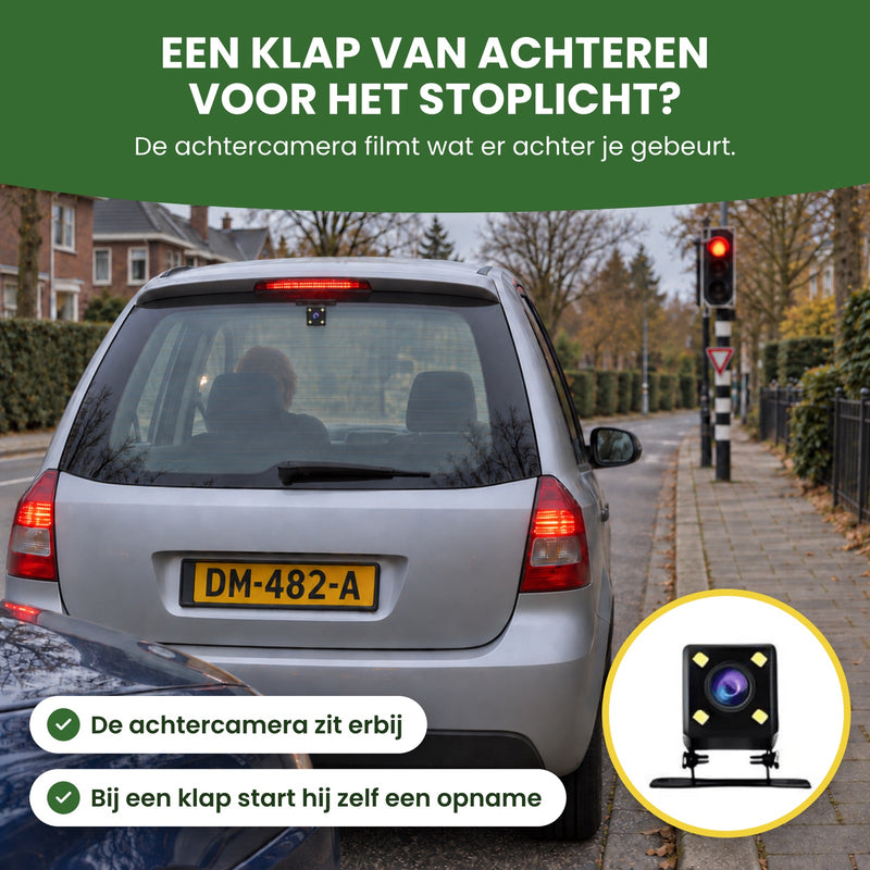De kleine achtercamera van de 360Guard Pro onder de remlamp achter de achterruit, een auto staat te dicht erachter: hij filmt wat er achter je gebeurt