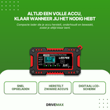 Acculader aangesloten op auto-accu in open motorruimte