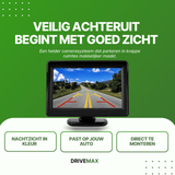 Achteruitrijcamera geïnstalleerd op kentekenplaat van een zwarte SUV
