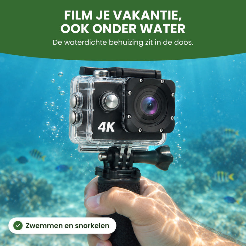 Action camera in de waterdichte behuizing onder water in de hand van een snorkelaar: film je vakantie, ook onder water
