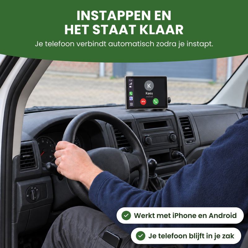 Bestuurder in een bestelbus met de deur open, telefoon in zijn broekzak, op de AutoSync Pro een inkomend gesprek: instappen en het staat klaar
