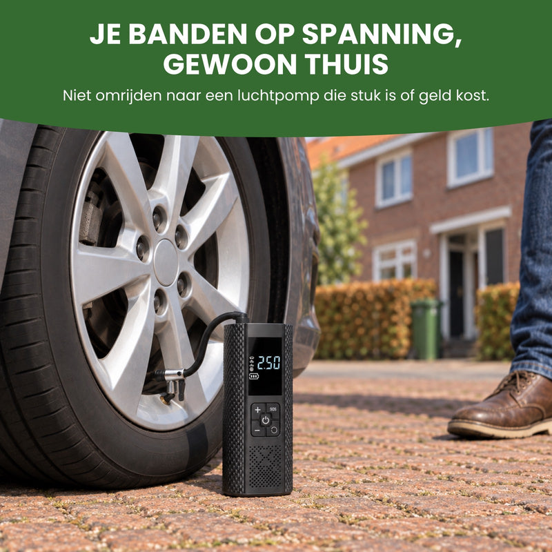 De bandenpomp op accu staat op de oprit en pompt de voorband van een auto op, het display toont 2.50: je banden op spanning, gewoon thuis
