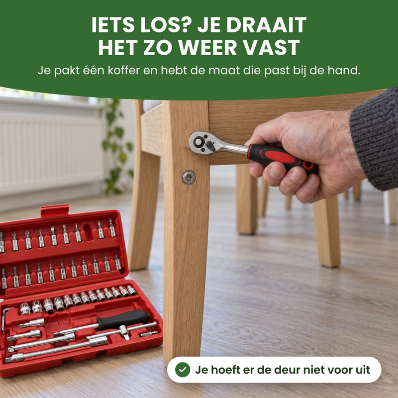 Hand draait met de ratel een bout in de poot van een eetkamerstoel vast, de open rode koffer ernaast: iets los, je draait het zo weer vast