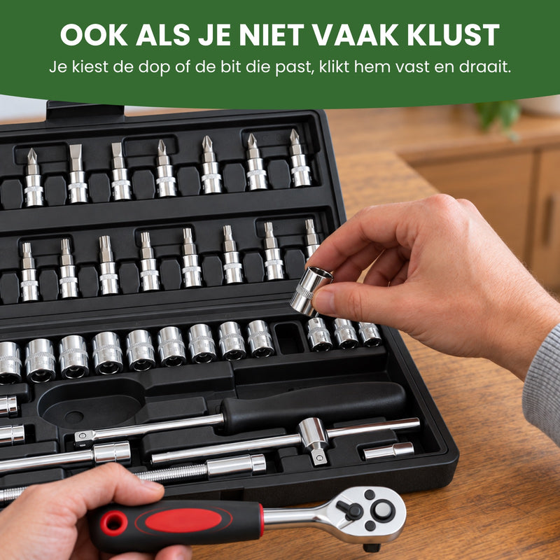 Hand pakt een dop uit de open koffer op tafel, de andere hand houdt de ratel vast: kiezen, vastklikken en draaien, ook als je niet vaak klust