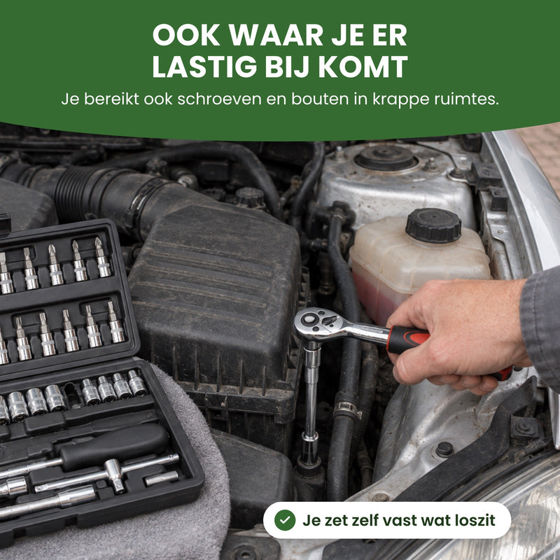 Hand met de ratel bij een bout diep onder de motorkap, de open koffer ernaast: je bereikt ook schroeven en bouten in krappe ruimtes