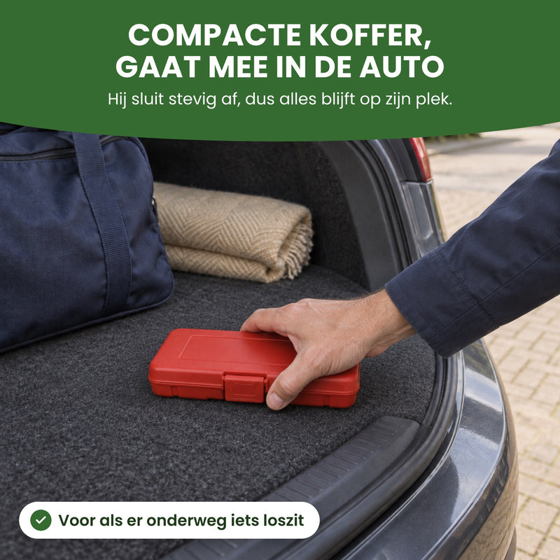 Hand legt de dichte rode koffer in de kofferbak naast een weekendtas: de compacte koffer gaat mee in de auto