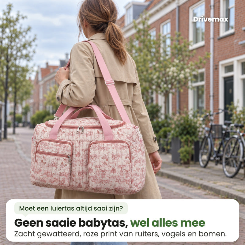 Een vrouw loopt door een Nederlandse straat met de roze Bloemova luiertas aan de schouderband over haar schouder: geen saaie babytas, wel alles mee