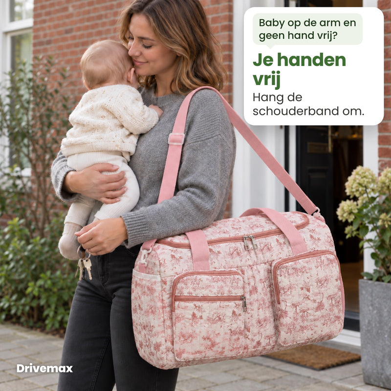 Een moeder houdt haar baby op de arm en draagt de Bloemova luiertas aan de schouderband, met haar andere hand vrij voor de sleutels