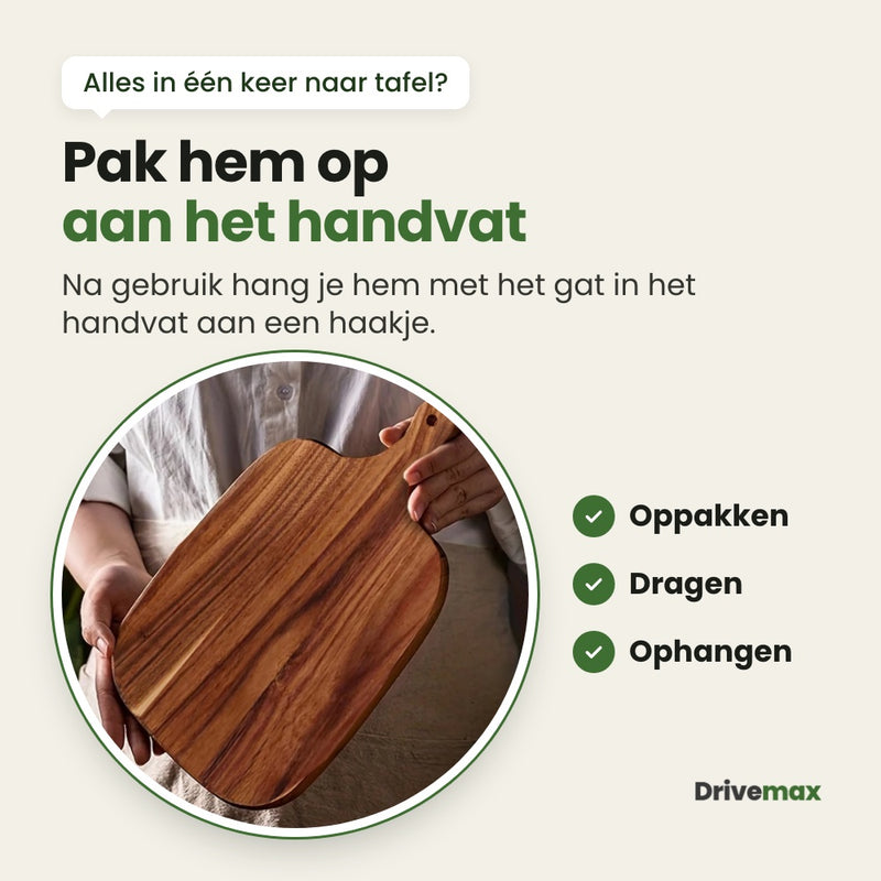 Twee handen houden de donkere Borrelova serveerplank vast, één hand om het handvat met het gat om op te hangen