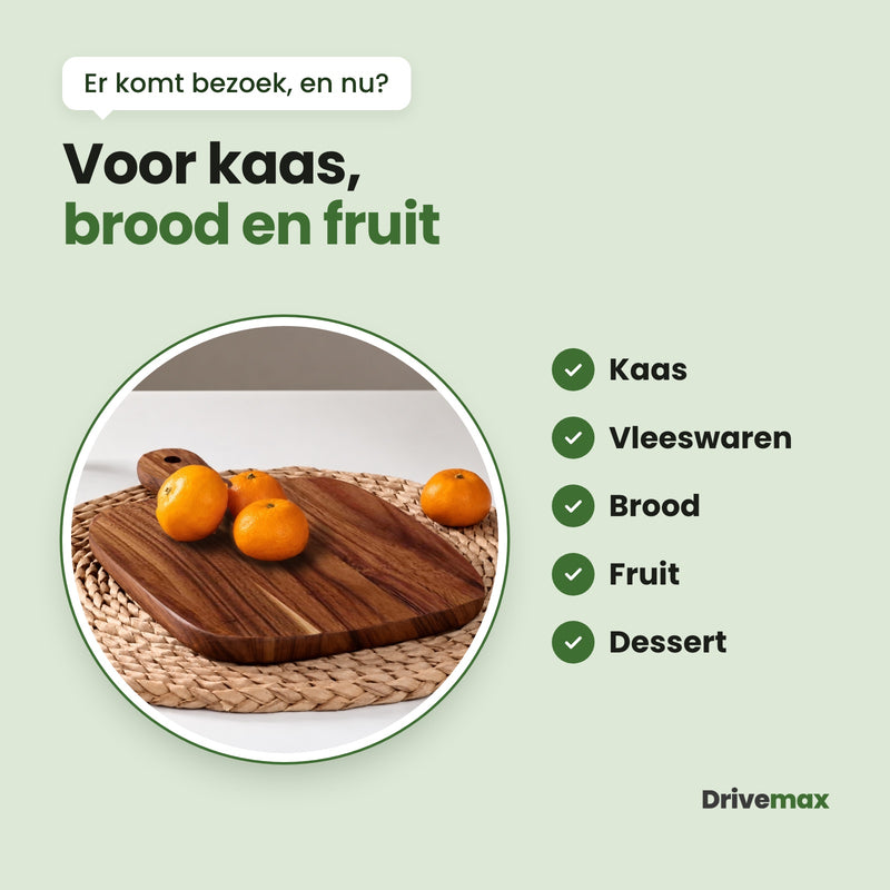De donkere Borrelova serveerplank op een rieten onderzetter met mandarijnen: voor kaas, vleeswaren, brood, fruit en dessert