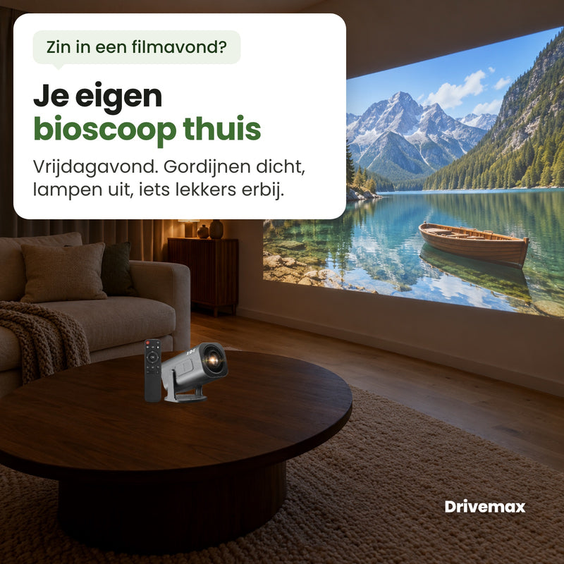 Cinova mini beamer op de salontafel bij een filmavond in een donkere woonkamer, met een beeld van een bergmeer op de muur: je eigen bioscoop thuis