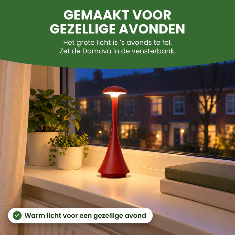 De Domova met warm licht in de vensterbank, de rijtjeshuizen aan de overkant in het donker: gemaakt voor gezellige avonden