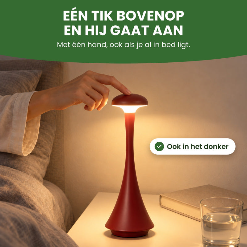 Hand vanuit bed tikt bovenop de hoed van de Domova op het nachtkastje: één tik en hij gaat aan, ook in het donker