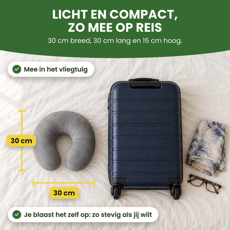 Grijs DreamRest nekkussen naast een handbagagekoffer op bed, met maatlijnen van 30 cm: licht en compact, zo mee op reis