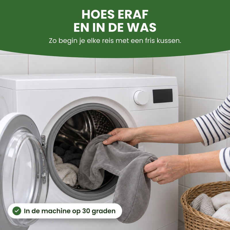Handen doen de grijze hoes van het DreamRest nekkussen in de wasmachine: hoes eraf en in de was op 30 graden