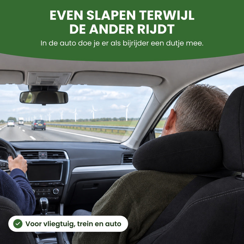 Bijrijder slaapt in de auto op de snelweg met het zwarte DreamRest nekkussen om zijn nek: even slapen terwijl de ander rijdt