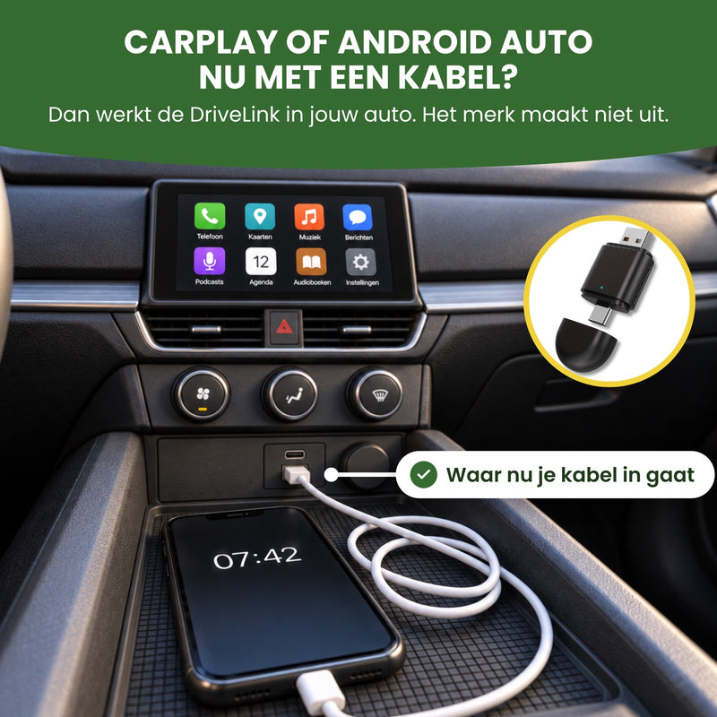 Telefoon aan een kabel in de auto onder een scherm met app-tegels: heb je nu CarPlay of Android Auto met een kabel, dan werkt de DriveLink