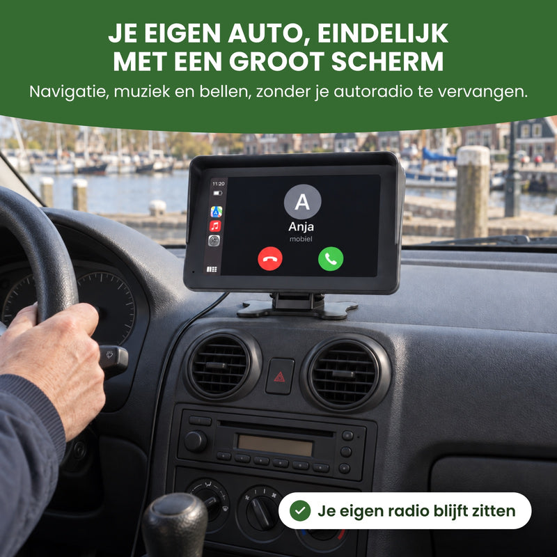 DriveMate One met een inkomend gesprek op het dashboard van een oudere auto bij een haven: je eigen auto, eindelijk met een groot scherm
