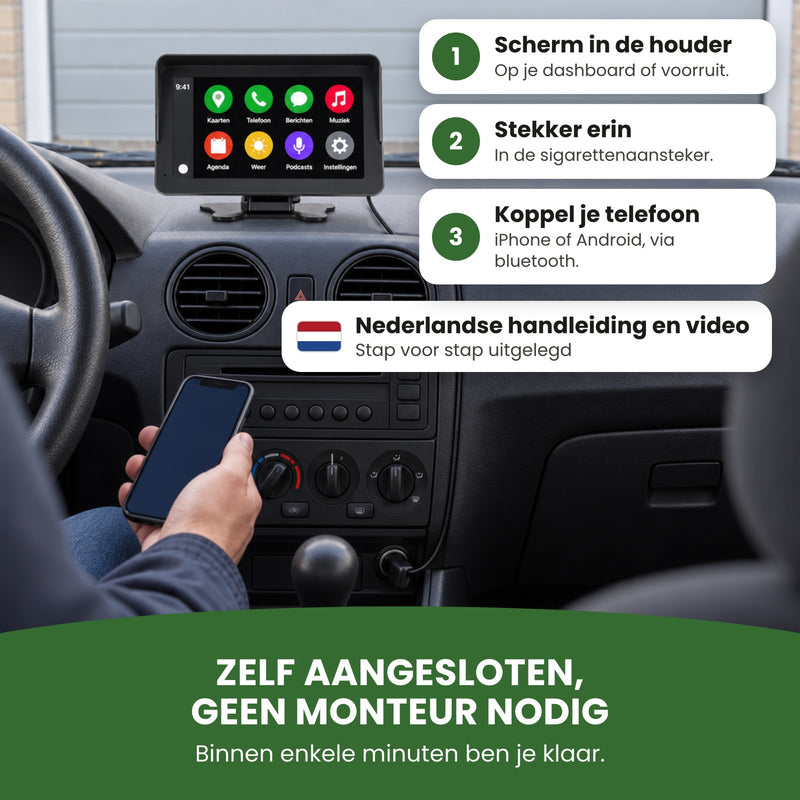 Geparkeerde auto met de DriveMate One, de stekker in de aansteker en een telefoon in de hand, label Nederlandse handleiding en video: zelf aangesloten
