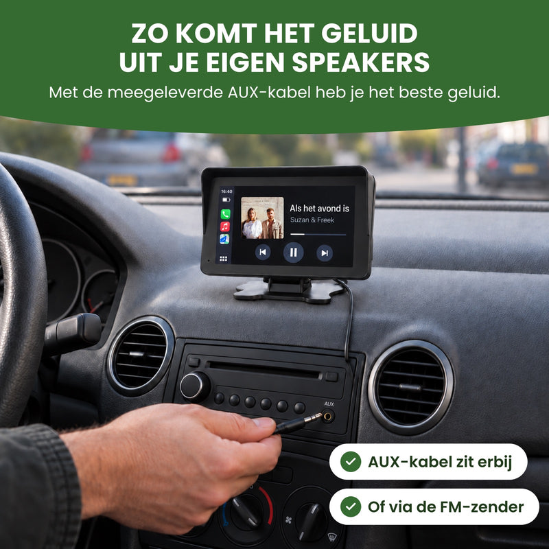 Hand steekt de AUX-kabel in de autoradio, op de DriveMate One speelt Als het avond is van Suzan & Freek: zo komt het geluid uit je eigen speakers
