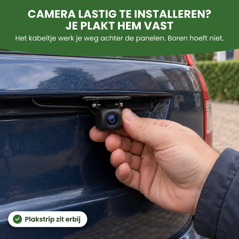 Hand plakt de achteruitrijcamera van de DriveMate One achter op de auto, het kabeltje loopt weg onder de rand: je plakt hem vast, boren hoeft niet