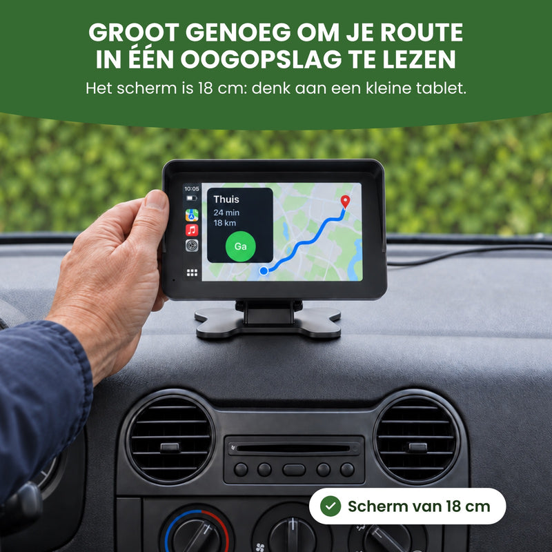 Hand houdt de DriveMate One vast op het dashboard, op het scherm een route naar huis: scherm van 18 cm, groot genoeg om je route te lezen
