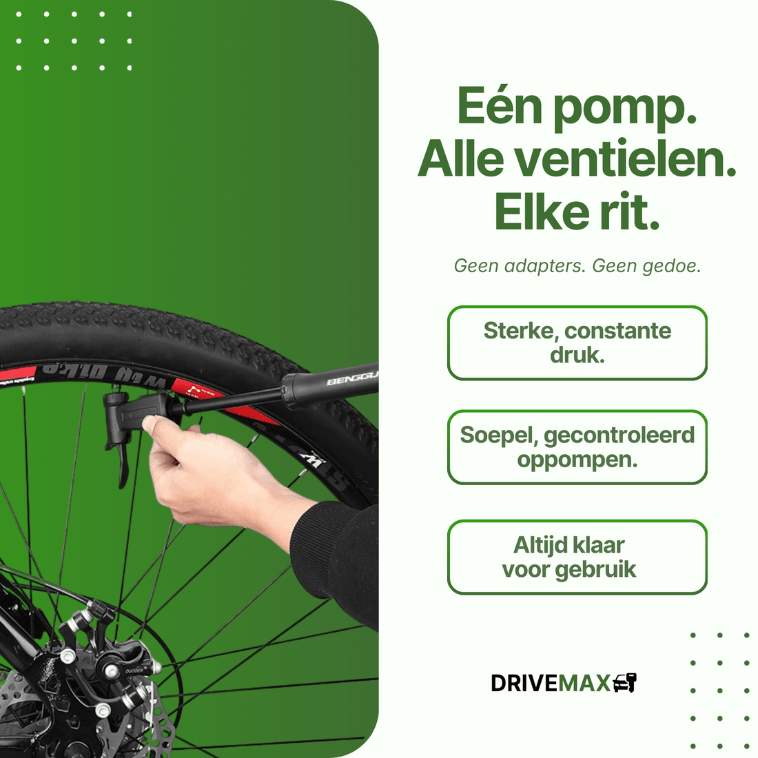 Hand die een zwarte DriveMax fietspomp gebruikt op een mountainbikeband tegen groene achtergrond.