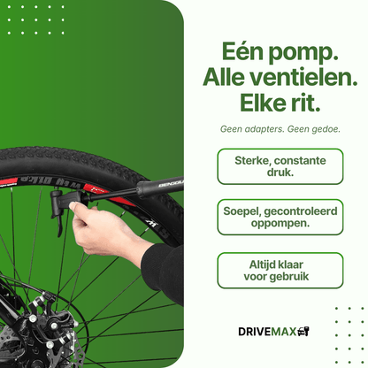 Hand die een zwarte DriveMax fietspomp gebruikt op een mountainbikeband tegen groene achtergrond.