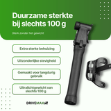 Zwarte DriveMax fietspomp schuin afgebeeld naast een zwarte montagebeugel op witte achtergrond.