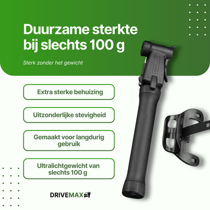 Zwarte DriveMax fietspomp schuin afgebeeld naast een zwarte montagebeugel op witte achtergrond.