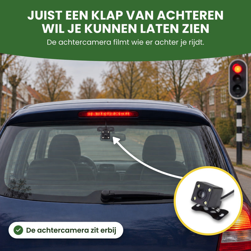 De achtercamera van de DriveVision Pro bovenaan de achterruit van een auto die wacht voor rood: hij filmt wie er achter je rijdt