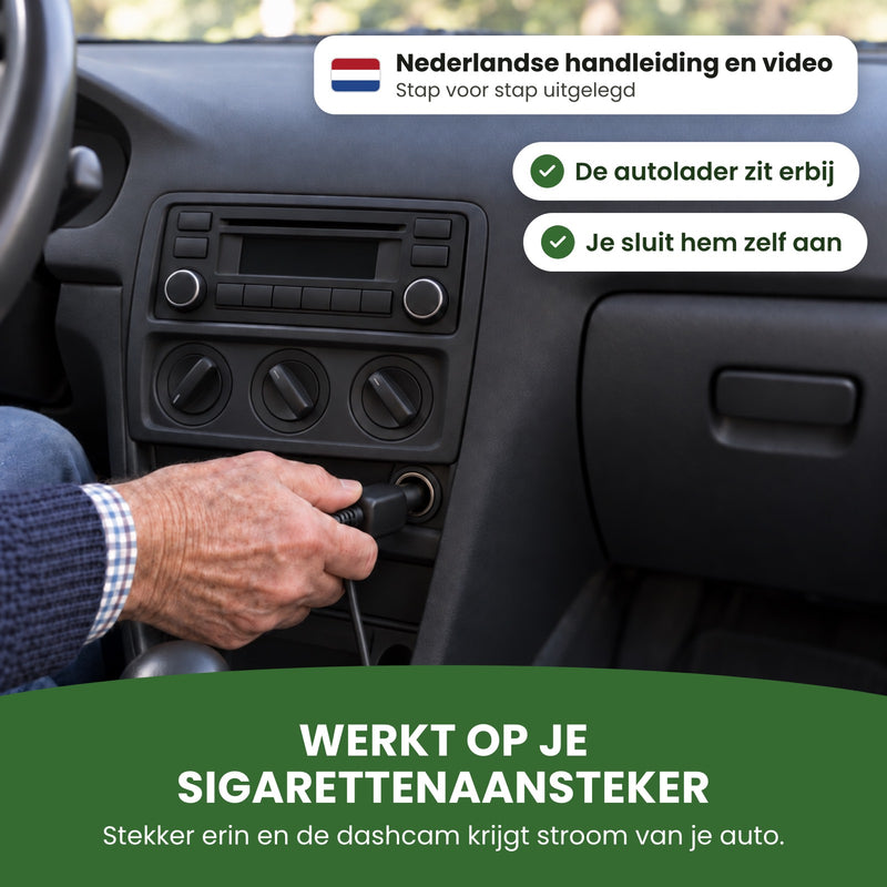 Een hand steekt de autolader van de DriveVision Pro in de sigarettenaansteker: je sluit hem zelf aan, met Nederlandse handleiding en video