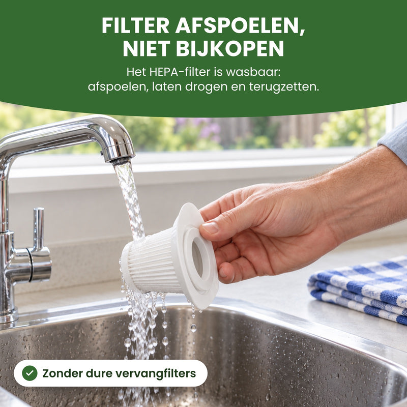 Hand spoelt het witte filter van de Dustero af onder de keukenkraan: het HEPA-filter is wasbaar, bijkopen hoeft niet