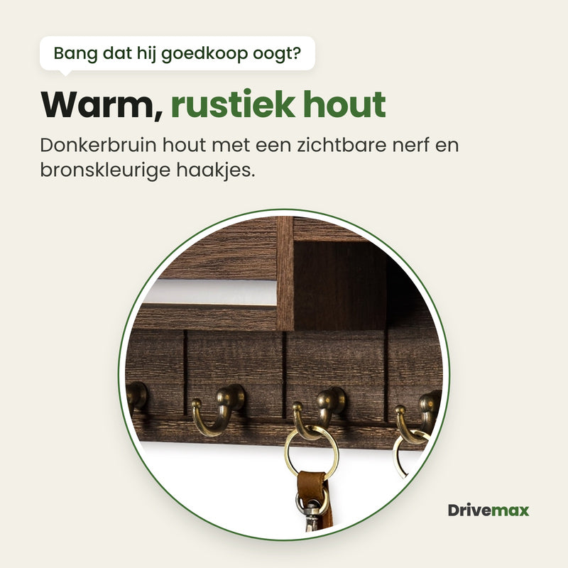 Detail van het Entrova wandrek in een grote cirkel: de nerf van het donkerbruine hout, bronskleurige haakjes en sleutelringen; warm, rustiek hout