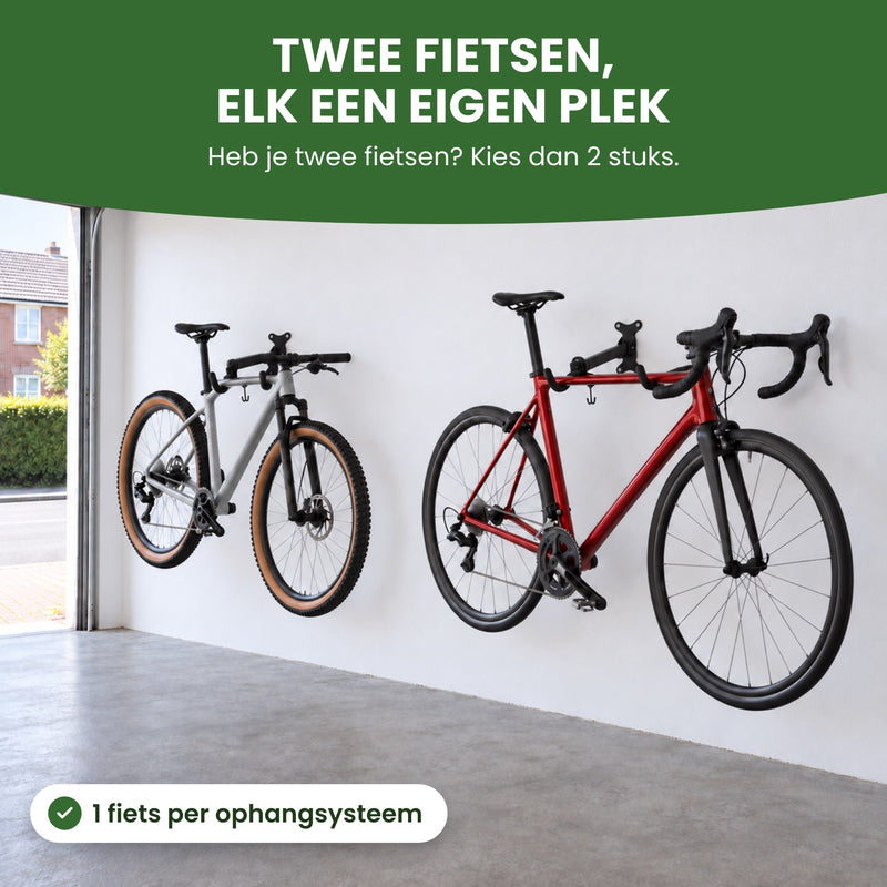 Racefiets en mountainbike hangen in de garage elk aan een eigen fiets ophangsysteem aan de muur: twee fietsen, elk een eigen plek