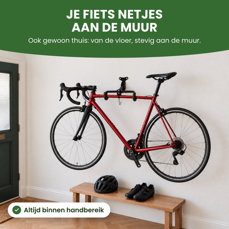 Racefiets hangt in de gang aan de muur aan het fiets ophangsysteem, boven een bankje met helm en schoenen: je fiets netjes aan de muur
