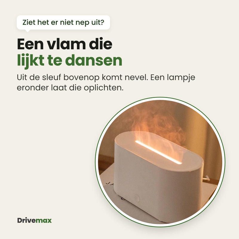 De Flamora schuin van rechts op een boek: uit de sleuf bovenop komt nevel die oplicht door een lampje eronder, een vlam die lijkt te dansen