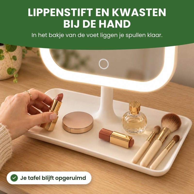 Hand pakt een lippenstift uit het bakje in de voet van de Glamova, met kwasten en parfum ernaast: alles bij de hand