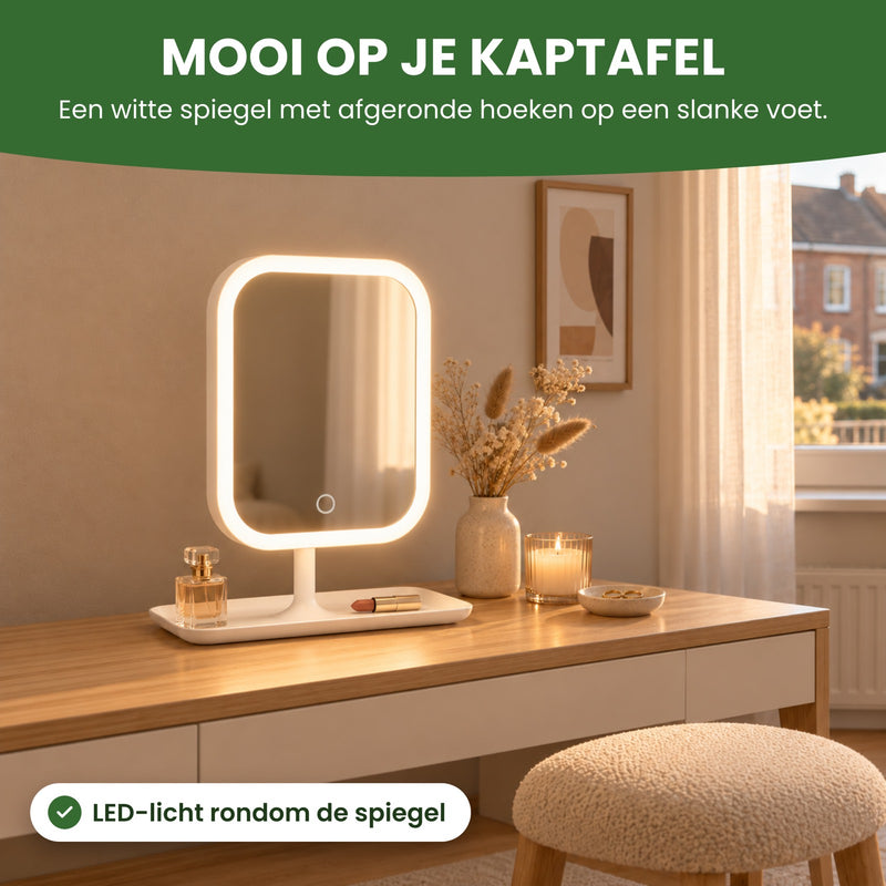 De Glamova met het licht aan op een kaptafel in een rustige slaapkamer, met droogbloemen en een kaars: mooi op je kaptafel