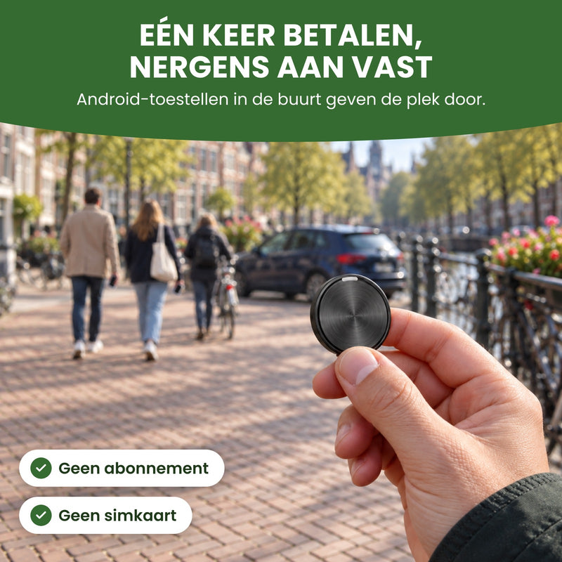 GuardianTag in een hand, op straat lopen mensen met een telefoon langs een geparkeerde auto: één keer betalen, geen abonnement, geen simkaart