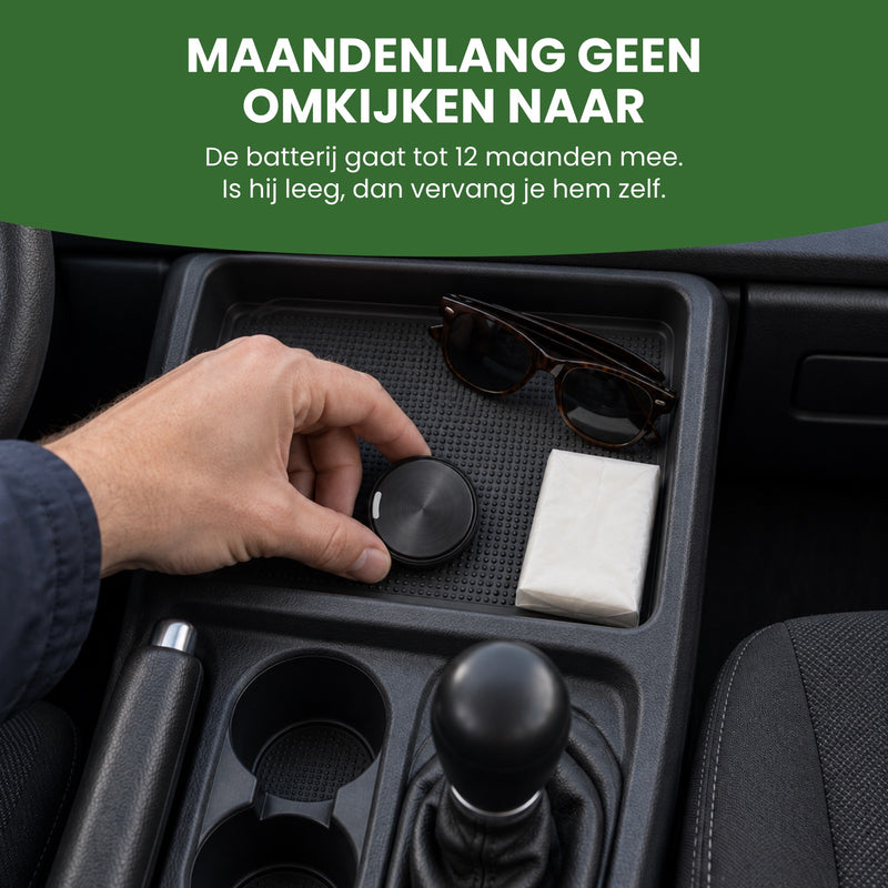 Hand legt de GuardianTag tracker in een opbergvak van de auto: maandenlang geen omkijken naar, de batterij gaat tot 12 maanden mee