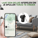 GuardianTag GPS-tracker bevestigd aan sleutelhanger, zichtbaar in app op Android-smartphone in woonkamer.