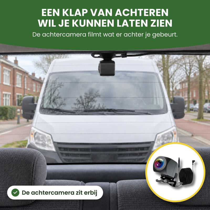 De achtercamera van de GuardianView Pro boven de achterruit, met een bestelbus vlak achter de auto: hij filmt wat er achter je gebeurt