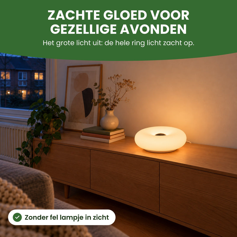 De Halova aan op een dressoir in de woonkamer, het grote licht uit: een zachte gloed voor gezellige avonden, zonder fel lampje in zicht
