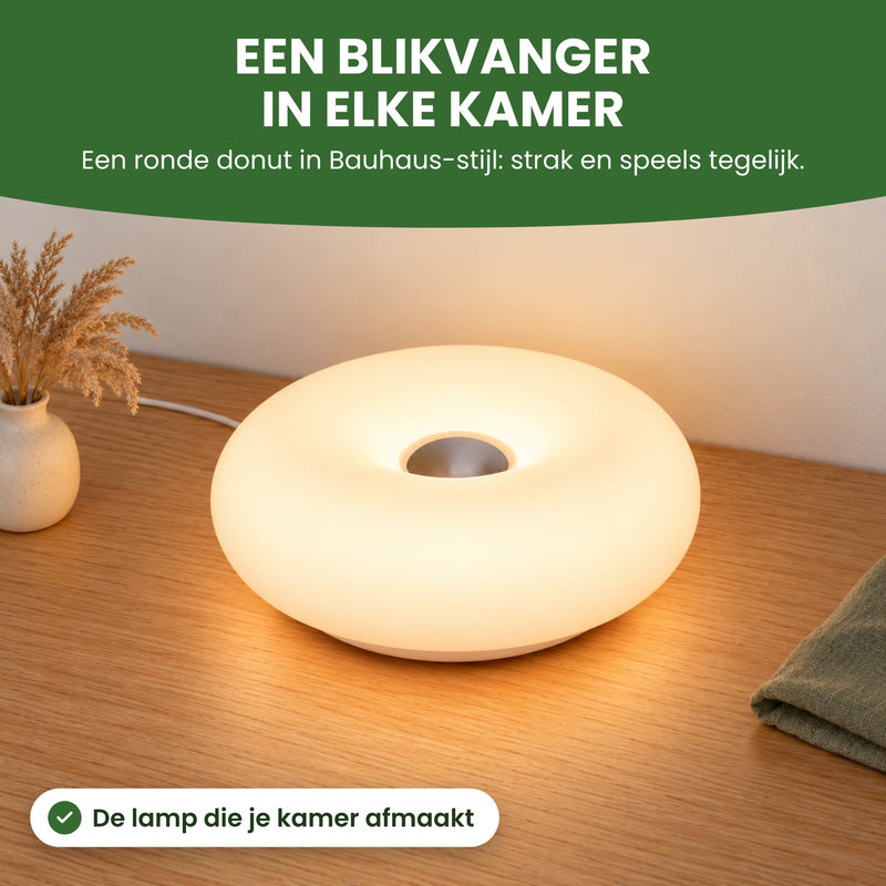 De Halova van dichtbij op een eiken kast: een ronde donut in Bauhaus-stijl, strak en speels, een blikvanger in elke kamer