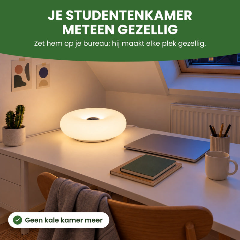 De Halova aan op een bureau in een studentenkamer onder een schuin dak: hij maakt elke plek gezellig