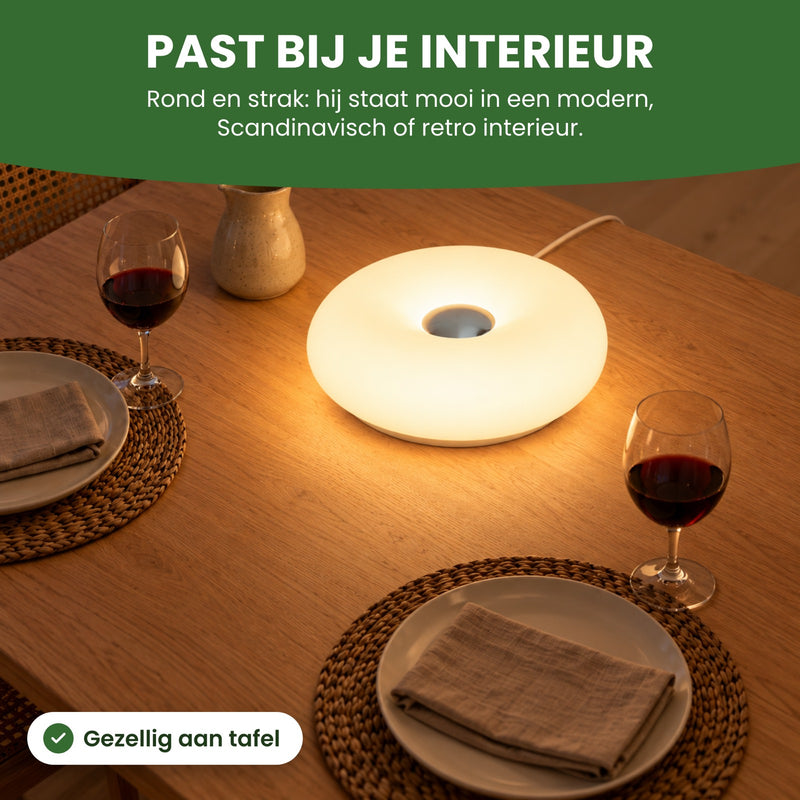 De Halova aan op de eettafel na het eten: rond en strak, hij past in een modern, Scandinavisch of retro interieur