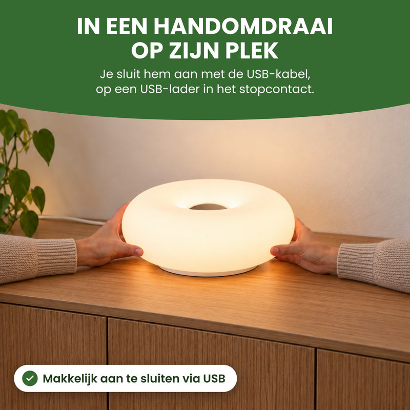 Handen zetten de Halova op een kastje, de dunne USB-kabel loopt naar achteren: makkelijk aan te sluiten via USB