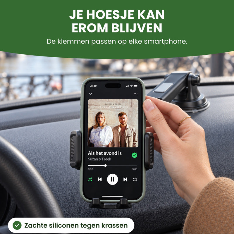 Hand zet een telefoon met hoesje in de Holdify houder op het dashboard: je hoesje kan erom blijven